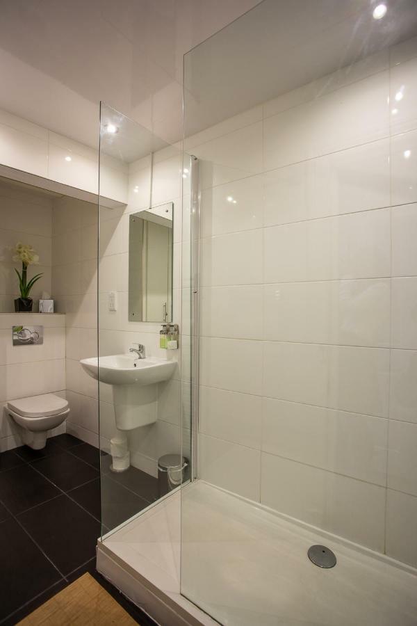 Most Central Luxury Apartment - Sleeps 4 & Free Parking! Chester Kültér fotó